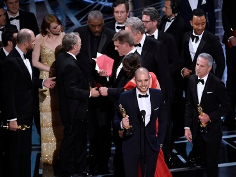 Oscars 2017 Best Picture goof-up: Tweeting accountant handed wrong envelope to Warren Beatty Oscars 2017 Best Picture goof-up: Tweeting accountant handed wrong envelope to Warren Beatty