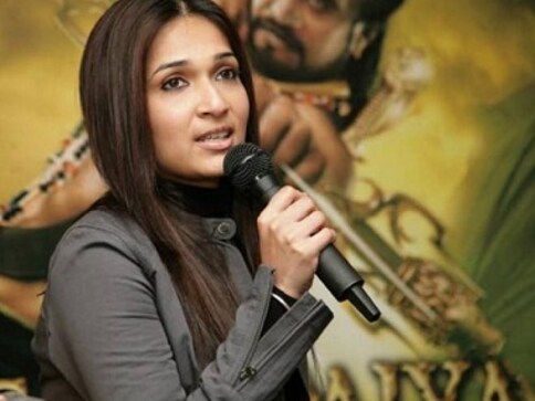 Soundarya Rajinikanth's car bumps into an auto-rickshaw; Dhanush comes to rescue