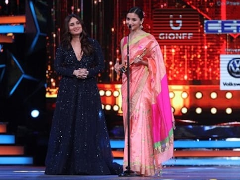 Zee Cine Awards 2017 best moments: Kareena gives award to Alia; Govinda-Raveena reunion Zee Cine Awards 2017 best moments: Kareena gives award to Alia; Govinda-Raveena reunion