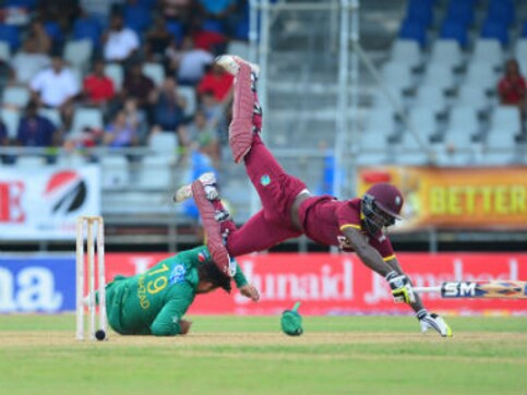 West Indies vs Pakistan: Ahmed Shehzad suffers nasty injury after colliding with Chadwick Walton in 2nd T20I West Indies vs Pakistan: Ahmed Shehzad suffers nasty injury after colliding with Chadwick Walton in 2nd T20I
