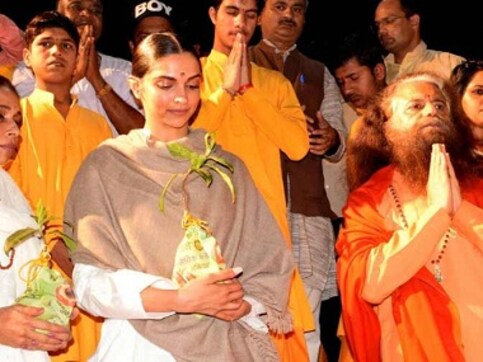 Watch: Deepika Padukone offers prayers at Rishikesh along banks of Ganga river Watch: Deepika Padukone offers prayers at Rishikesh along banks of Ganga river
