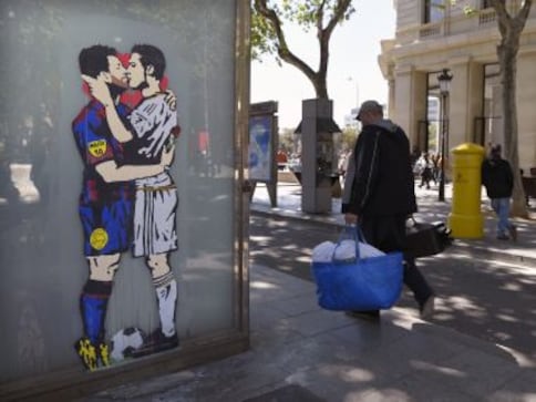 La Liga: Lionel Messi, Cristiano Ronaldo kissing graffiti causes stir days before El Clasico La Liga: Lionel Messi, Cristiano Ronaldo kissing graffiti causes stir days before El Clasico