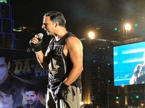 Watch: At Salman Khan's Da-bang tour, Akshay Kumar shows up as surprise performer Watch: At Salman Khan's Da-bang tour, Akshay Kumar shows up as surprise performer