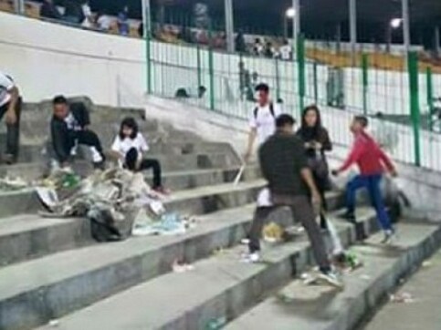 I-League 2017: Aizawl FC fans clean Shillong stadium post historic win; earn praise on social media I-League 2017: Aizawl FC fans clean Shillong stadium post historic win; earn praise on social media