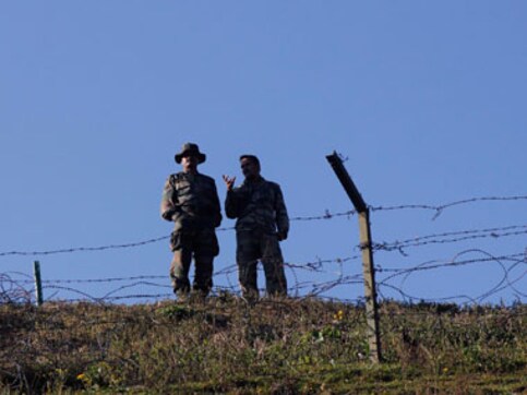 Kashmir crisis: Encounter between security forces and militants breaks out in Pulwama Kashmir crisis: Encounter between security forces and militants breaks out in Pulwama