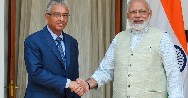 India signs five pacts with Mauritius, offers $500 million credit India signs five pacts with Mauritius, offers $500 million credit