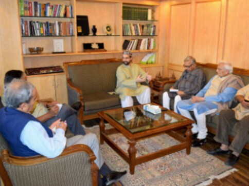 Kashmir crisis: Mainstream politicians reach out to Hurriyat but situation on ground remains same Kashmir crisis: Mainstream politicians reach out to Hurriyat but situation on ground remains same
