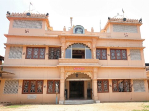 Jain couple leave three-year old daughter, give up property worth Rs 100 crore to become monks Jain couple leave three-year old daughter, give up property worth Rs 100 crore to become monks