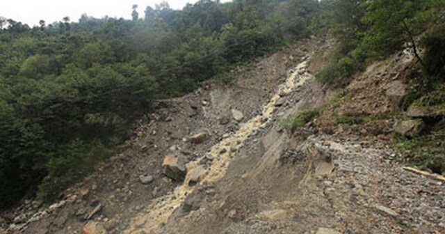 Uttarakhand: Landslide near Rishikesh-Badrinath NH, thousands feared stranded Uttarakhand: Landslide near Rishikesh-Badrinath NH, thousands feared stranded