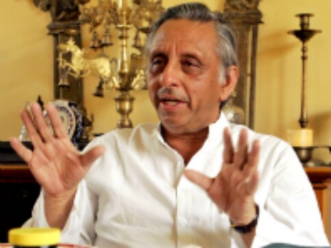 Congress leader Mani Shankar Aiyer meets moderate Hurriyat chairman Mirwaiz Umar Farooq in Kahmir Congress leader Mani Shankar Aiyer meets moderate Hurriyat chairman Mirwaiz Umar Farooq in Kahmir