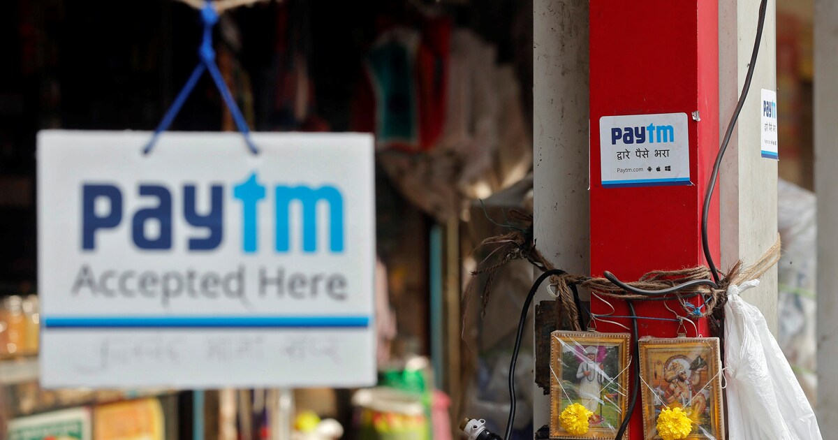 Advertisements of Paytm, a digital wallet company, are seen placed at stalls of roadside vegetable vendors in Mumbai, India, November 19, 2016. Picture taken November 19, 2016. REUTERS/Shailesh Andrade - RTSTQTR