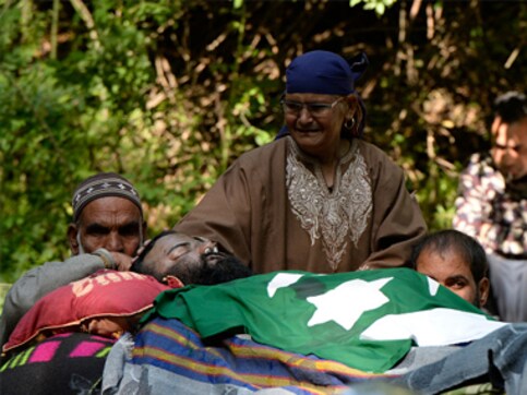 Hizbul commander Sabzar Bhat's funeral draws hundreds in Kashmir; people defy curfew amid massive security Hizbul commander Sabzar Bhat's funeral draws hundreds in Kashmir; people defy curfew amid massive security