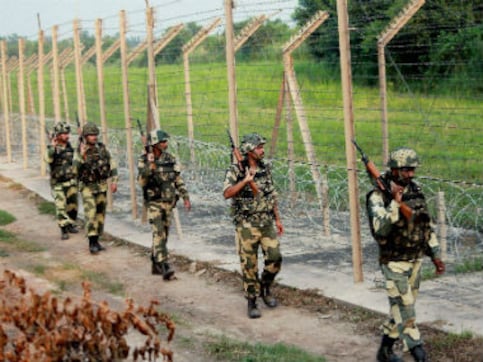 BSF apprehends Bangladeshi woman, seizes foreign currency worth $30,000 BSF apprehends Bangladeshi woman, seizes foreign currency worth $30,000