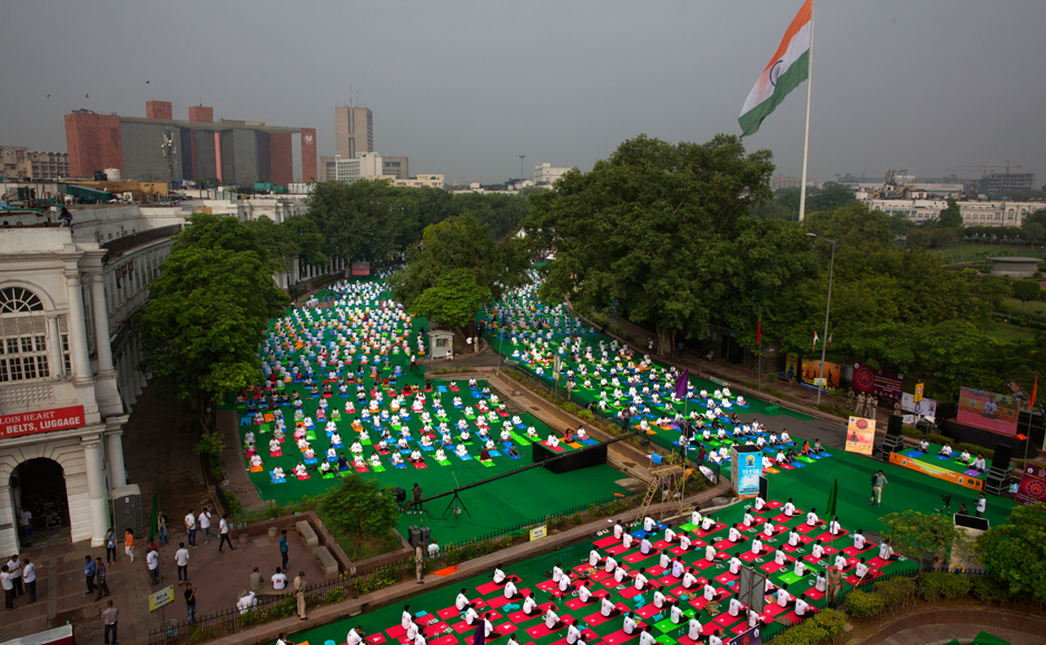 Ina rare show of unity, AAP leader Arvind Kejriwal and BJP leader Venkaiah Naidu performed Yoga together. AP Ina rare show of unity, AAP leader Arvind Kejriwal and BJP leader Venkaiah Naidu performed Yoga together. AP