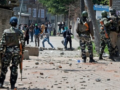 Kashmir unrest: Security forces fire pellets as clashes erupt in Srinagar Valley on Eid ul-Fitr Kashmir unrest: Security forces fire pellets as clashes erupt in Srinagar Valley on Eid ul-Fitr