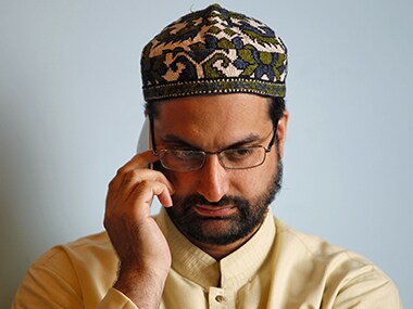 Hurriyat chief Mirwaiz Farooq says Indian govt distorting facts after media barred entry at his home