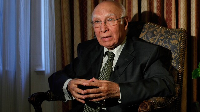 Chinese foreign minister Wang Yi holds talks with Sartaj Aziz in Pakistan; Afghanistan, bilateral ties discussed Chinese foreign minister Wang Yi holds talks with Sartaj Aziz in Pakistan; Afghanistan, bilateral ties discussed