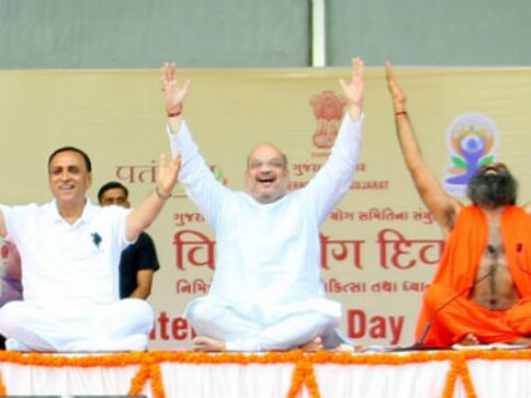 International Yoga Day: Narendra Modi does asanas with 51,000 in Lucknow despite rain, says yoga connects world International Yoga Day: Narendra Modi does asanas with 51,000 in Lucknow despite rain, says yoga connects world