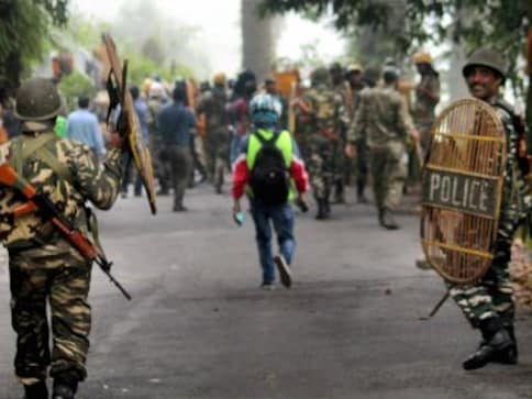 Darjeeling turns bloody: GJM claims security forces killed three supporters; cop's throat slit by mob Darjeeling turns bloody: GJM claims security forces killed three supporters; cop's throat slit by mob