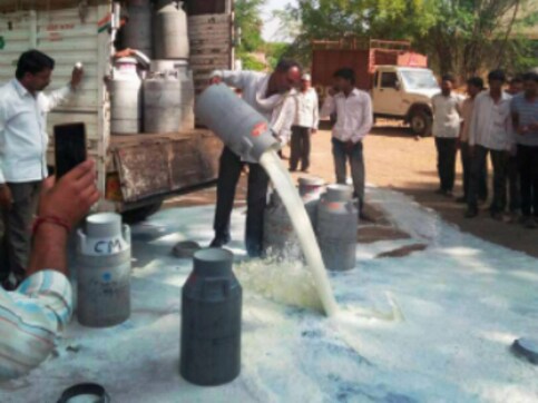 Maharashtra farmers strike: Fear of short supply of essential commodities looms, state govt unwilling to budge Maharashtra farmers strike: Fear of short supply of essential commodities looms, state govt unwilling to budge