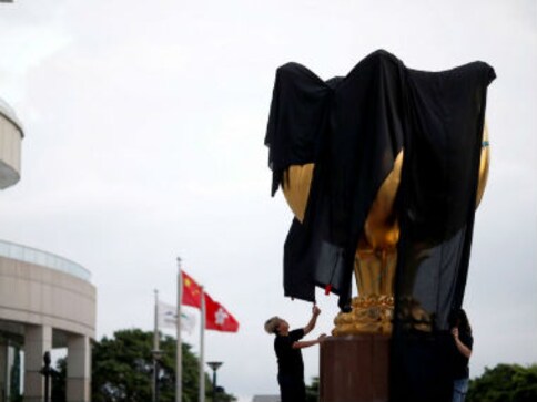 Ahead of Xi Jinping's visit to Hong Kong, pro-democracy activists drape city's emblem with black flag Ahead of Xi Jinping's visit to Hong Kong, pro-democracy activists drape city's emblem with black flag