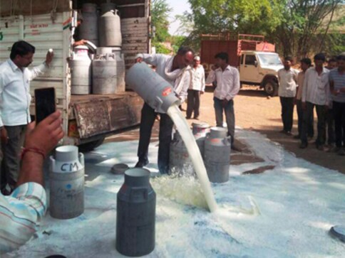 Farmers' unrest: Maharashtra govt hikes milk procurement prices by Rs 3 per litre Farmers' unrest: Maharashtra govt hikes milk procurement prices by Rs 3 per litre