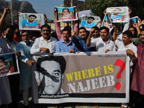Najeeb Ahmed case: Police detain missing JNU student's mother, students for protesting outside Delhi High Court Najeeb Ahmed case: Police detain missing JNU student's mother, students for protesting outside Delhi High Court