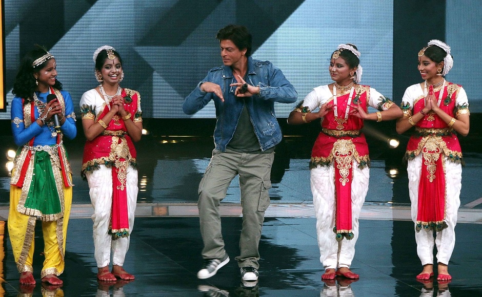 Indian Bollywood actor Shah Rukh Khan (C) takes part in a promotional event for his upcoming Hindi film Jab Harry Met Sejal during a taping of the Indian television dance reality show "Dance Plus 3" in Mumbai on July 11, 2017. / AFP PHOTO / STR Indian Bollywood actor Shah Rukh Khan (C) takes part in a promotional event for his upcoming Hindi film Jab Harry Met Sejal during a taping of the Indian television dance reality show "Dance Plus 3" in Mumbai on July 11, 2017. / AFP PHOTO / STR