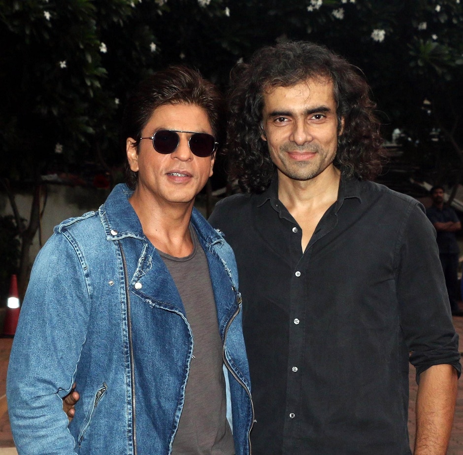 Indian Bollywood actor Shah Rukh Khan (L) and film director Imtiyz Ali (R) attend a promotional event for the upcoming Hindi film Jab Harry Met Sejal before a taping of the Indian television dance reality show "Dance Plus 3" in Mumbai on July 11, 2017. / AFP PHOTO / STR Indian Bollywood actor Shah Rukh Khan (L) and film director Imtiyz Ali (R) attend a promotional event for the upcoming Hindi film Jab Harry Met Sejal before a taping of the Indian television dance reality show "Dance Plus 3" in Mumbai on July 11, 2017. / AFP PHOTO / STR