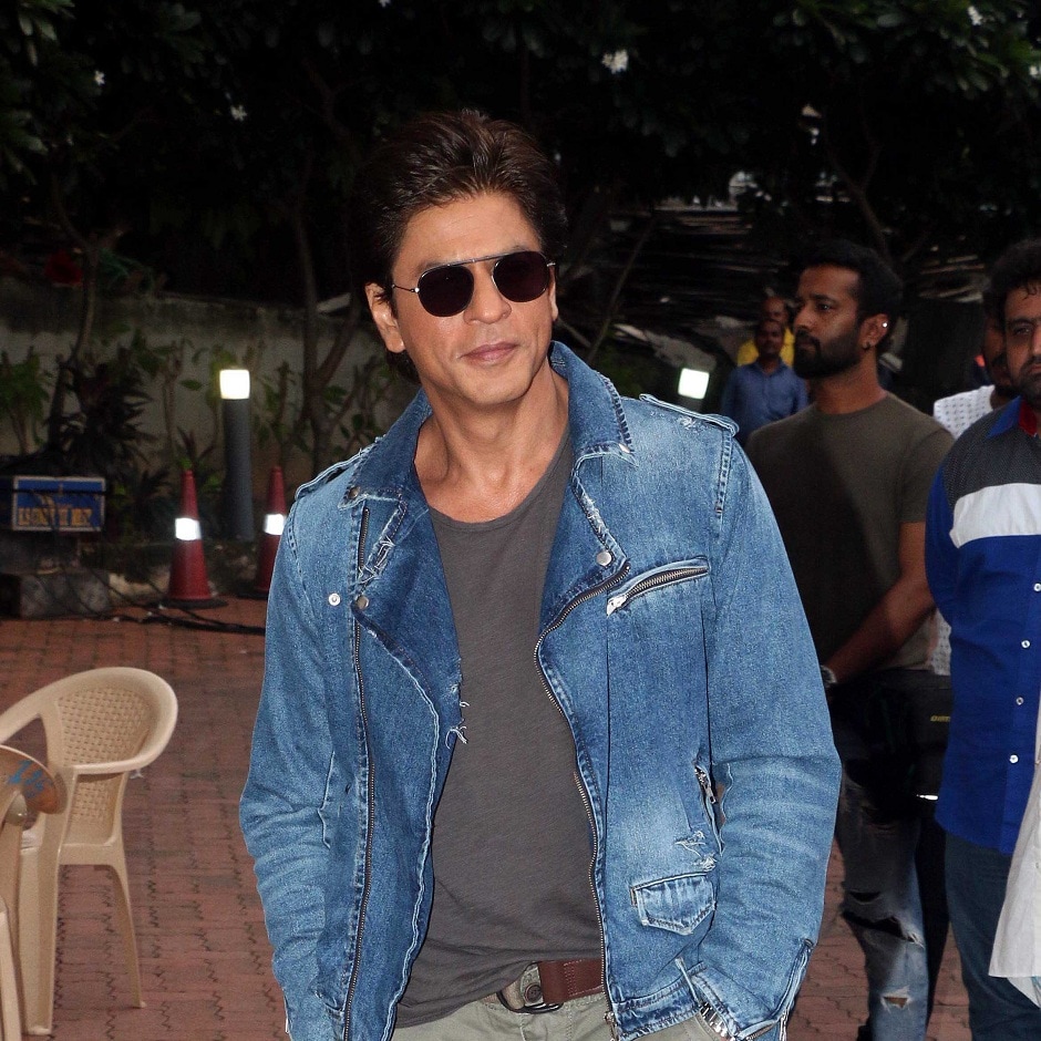 Indian Bollywood actor Shah Rukh Khan attends a promotional event for his upcoming Hindi film Jab Harry Met Sejal before a taping of the Indian television dance reality show "Dance Plus 3" in Mumbai on July 11, 2017. / AFP PHOTO / STR Indian Bollywood actor Shah Rukh Khan attends a promotional event for his upcoming Hindi film Jab Harry Met Sejal before a taping of the Indian television dance reality show "Dance Plus 3" in Mumbai on July 11, 2017. / AFP PHOTO / STR
