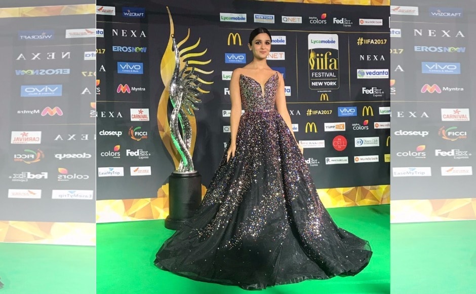 Alia Bhatt is seen on the green carpet of the IIFA 2017 awards ceremony on the evening of 15 July 2017 at the MetLife Stadium. Image via Twitter Alia Bhatt is seen on the green carpet of the IIFA 2017 awards ceremony on the evening of 15 July 2017 at the MetLife Stadium. Image via Twitter