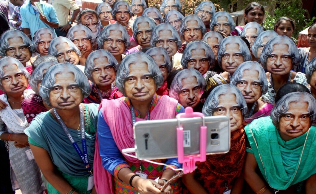 Women's College students wear masks of former president APJ Abdul Kalam to pay tribute to him on his second death anniversary, in Coimbatore Women's College students wear masks of former president APJ Abdul Kalam to pay tribute to him on his second death anniversary, in Coimbatore