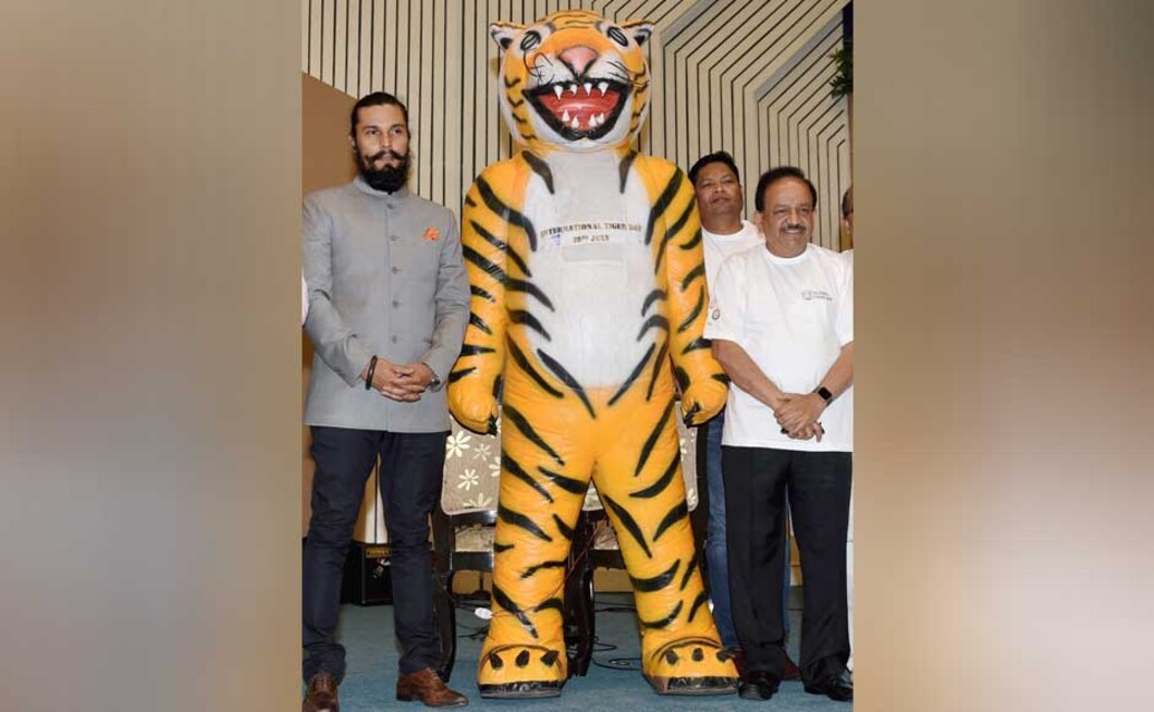 Union Minister of Environment, Forest and Climate Change, Harsh Vardhan and actor Randeep Hooda at celebrating Global Tiger Day in New Delhi. PTI Union Minister of Environment, Forest and Climate Change, Harsh Vardhan and actor Randeep Hooda at celebrating Global Tiger Day in New Delhi. PTI
