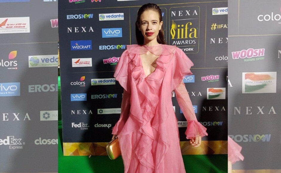 Kalki Koechlin poses for shutterbugs on the IIFA 2017 green carpet. Image via Twitter Kalki Koechlin poses for shutterbugs on the IIFA 2017 green carpet. Image via Twitter