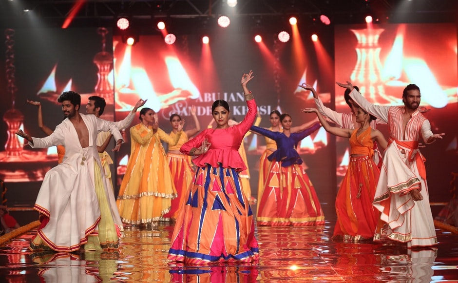 The show opened with an exquisite dance performance that brightened up the stage even more. The show opened with an exquisite dance performance that brightened up the stage even more.