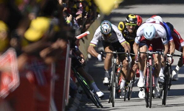 Tour de France 2017: Peter Sagan booted out for elbowing Mark Cavendish during Stage 4 Tour de France 2017: Peter Sagan booted out for elbowing Mark Cavendish during Stage 4