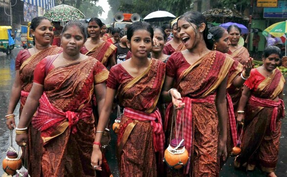 Shiva devotees across India take part in annual Kanwariya pilgrimage Shiva devotees across India take part in annual Kanwariya pilgrimage