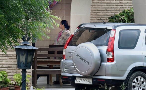CBI raids Lalu Prasad's properties: Misa Bharti's homes raided by ED officials in New Delhi CBI raids Lalu Prasad's properties: Misa Bharti's homes raided by ED officials in New Delhi