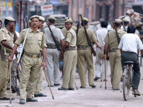 Uttar Pradesh: Video of couple brutally beaten up in Maharajganj goes viral; police arrests two Uttar Pradesh: Video of couple brutally beaten up in Maharajganj goes viral; police arrests two