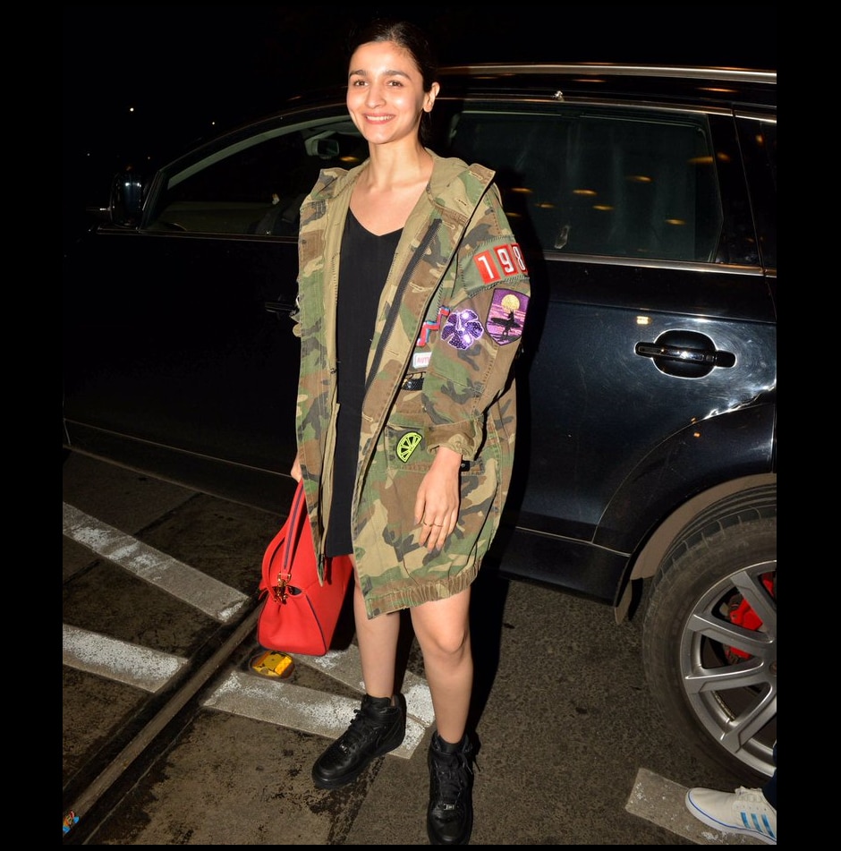Alia Bhatt was snapped at the Mumbai airport just before leaving for New York. Image from Twitter/IIFA. Alia Bhatt was snapped at the Mumbai airport just before leaving for New York. Image from Twitter/IIFA.