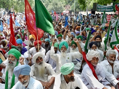 Farmers protest in Delhi against BJP govt's policies, demand complete loan waiver Farmers protest in Delhi against BJP govt's policies, demand complete loan waiver