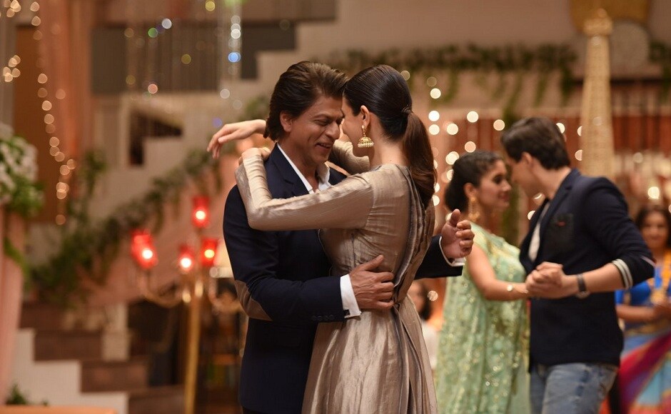 Ansuhka Sharma and Shah Rukh Khan danced along with the rest of cast members. Image from Twitter. Ansuhka Sharma and Shah Rukh Khan danced along with the rest of cast members. Image from Twitter.