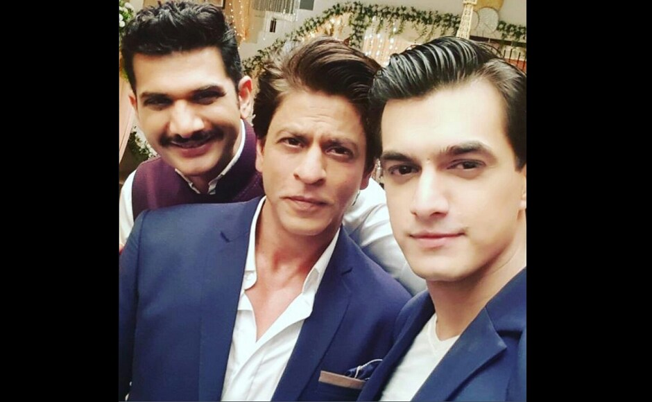 Shah Rukh Khan poses for a selfie with the actors of Yeh Rishta Kya Kehlata Hai. Image from Twitter. Shah Rukh Khan poses for a selfie with the actors of Yeh Rishta Kya Kehlata Hai. Image from Twitter.