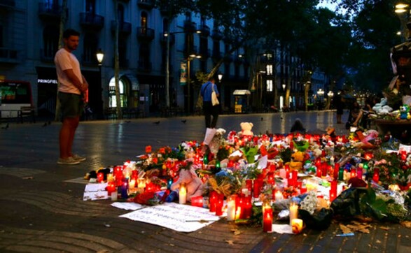 Barcelona terror attack: 'I am not afraid' say defiant Spaniards as world unites to honour victims Barcelona terror attack: 'I am not afraid' say defiant Spaniards as world unites to honour victims