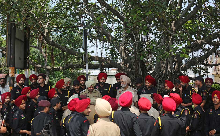 Punjab Chief Minister Amarinder Singh, who reviewed a security meeting in Chandigarh on Wednesday, directed authorities to withdraw 1,000 police personnel from VVIP security and deploy them to strengthen security in the state. AP Punjab Chief Minister Amarinder Singh, who reviewed a security meeting in Chandigarh on Wednesday, directed authorities to withdraw 1,000 police personnel from VVIP security and deploy them to strengthen security in the state. AP