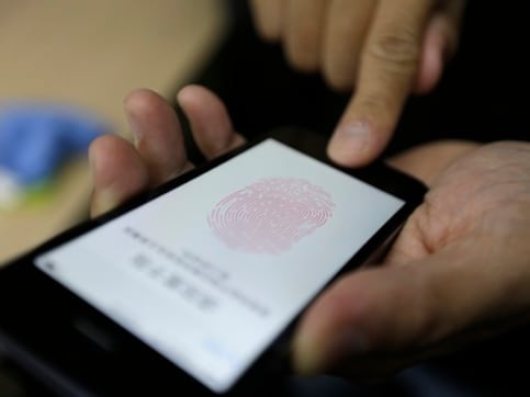 Apple iOS 11 public beta introduces a faster way to block TouchID and prevent misuse Apple iOS 11 public beta introduces a faster way to block TouchID and prevent misuse