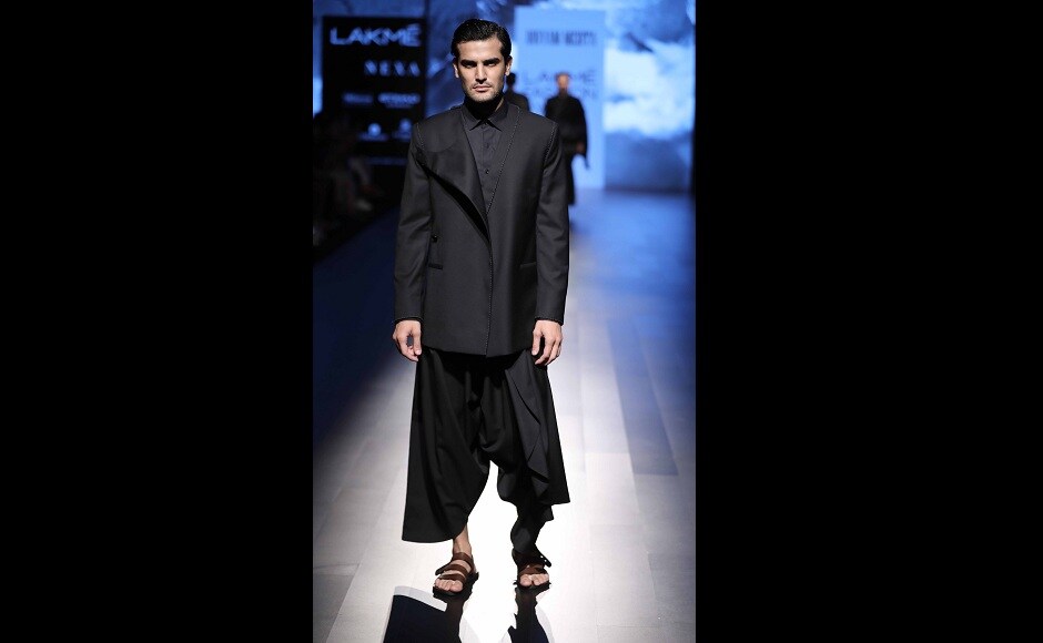 The men's wear had a range of fluid kurtas and loose trousers, black and white coats, cropped and crushed shirt and dhoti pants. The men's wear had a range of fluid kurtas and loose trousers, black and white coats, cropped and crushed shirt and dhoti pants.
