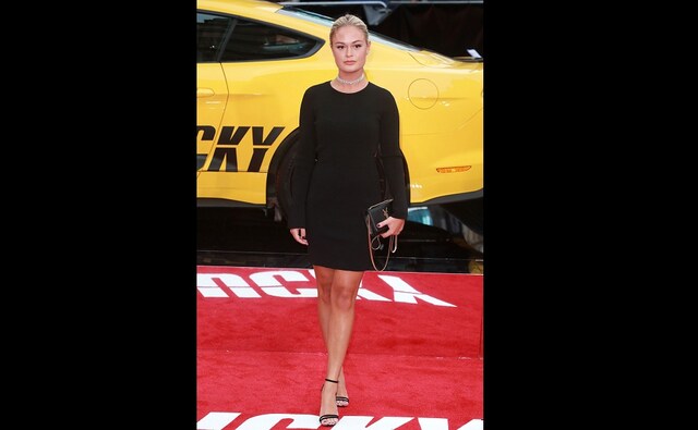 Ella willis marks her presence during the premiere. Other actors who feature in this upcoming heist comedy include the likes of Daniel Craig, Hilary Swank and Katie Holmes. Image via Getty Images Ella willis marks her presence during the premiere. Other actors who feature in this upcoming heist comedy include the likes of Daniel Craig, Hilary Swank and Katie Holmes. Image via Getty Images