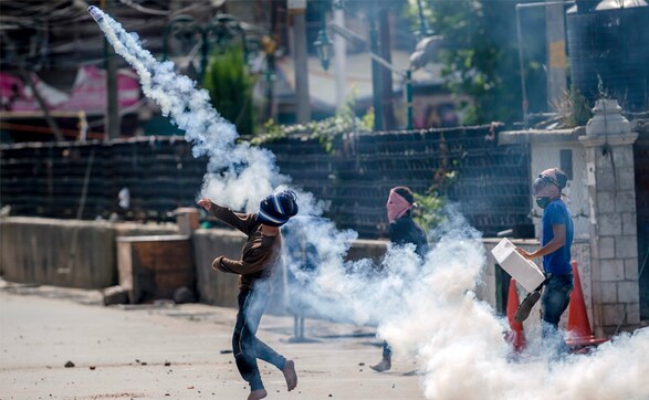 Kashmir unrest: Fresh protests break out over abrogation of Article 35A Kashmir unrest: Fresh protests break out over abrogation of Article 35A