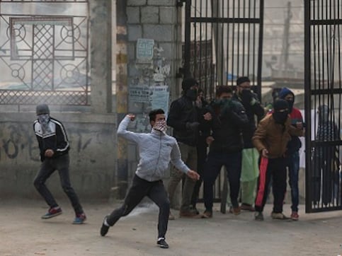 Kashmir: Clashes erupt between security forces, youth groups after Eid prayers Kashmir: Clashes erupt between security forces, youth groups after Eid prayers